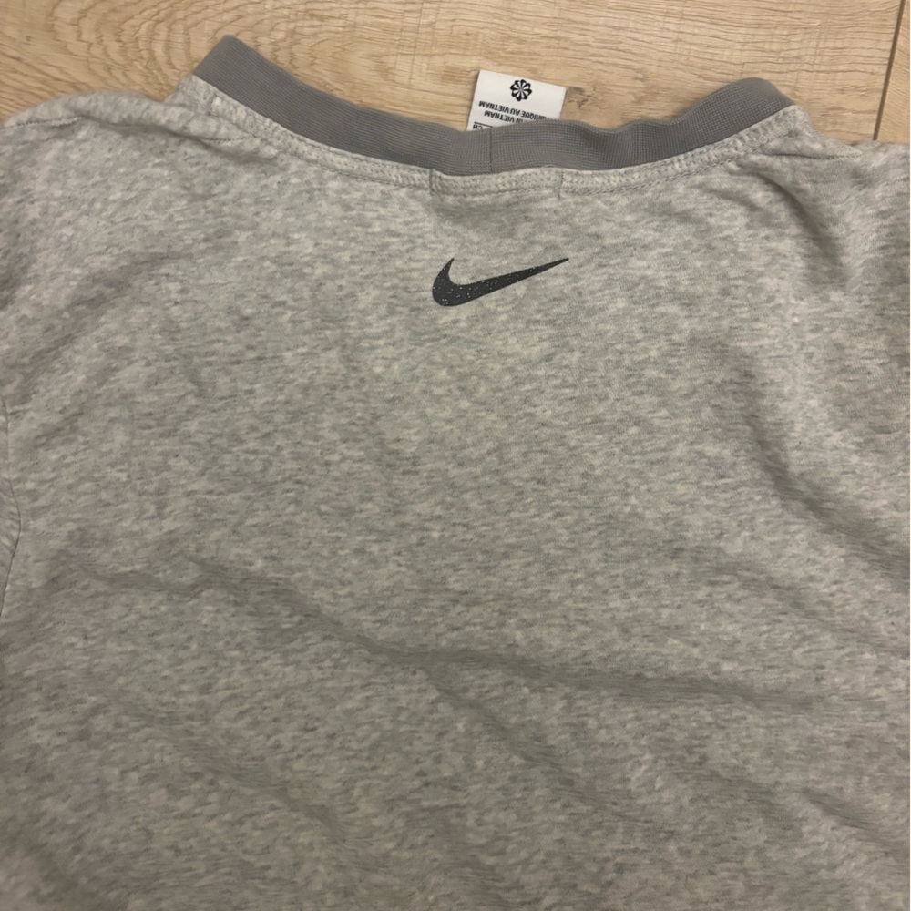 Gray Nike Crewneck Pullover Nike Yoga Thermafit Lightweight Shirt Size Small - Picture 4 of 10